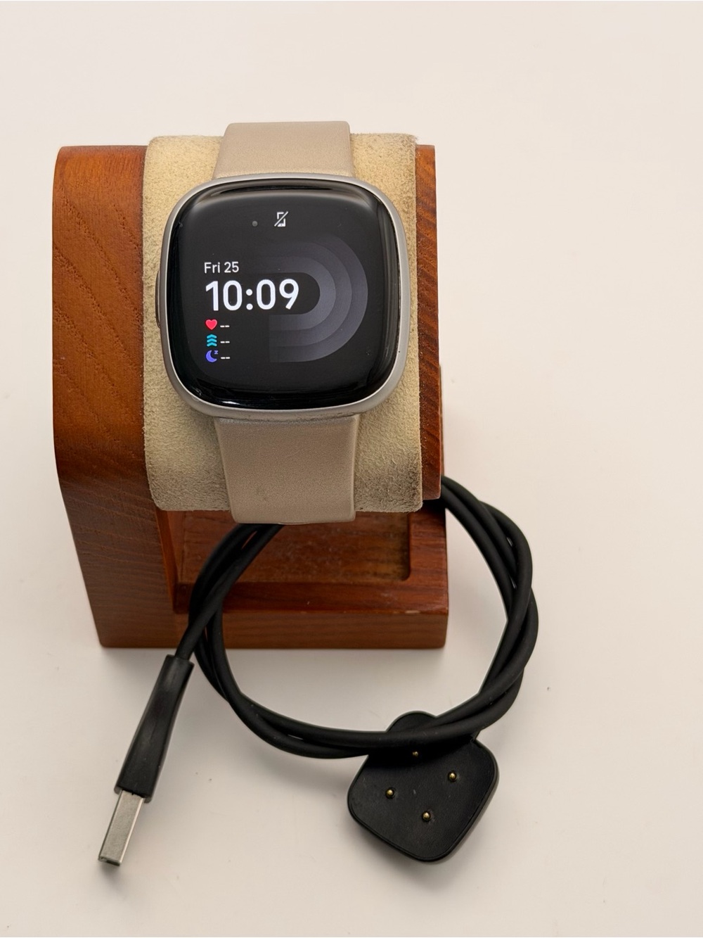 Fitbit Versa 4, Tested, Very Good, Silver Case, Charger Included, Case Protector